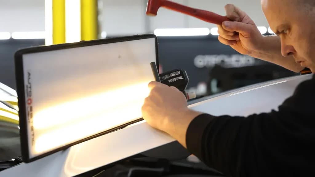 Beulen- und Dellenreparatur